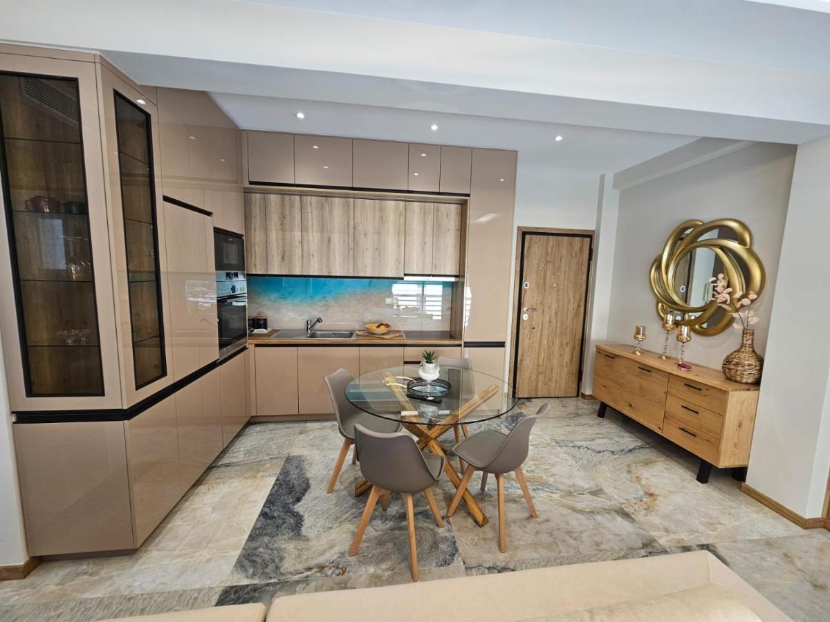 Agora Luxury 8 *